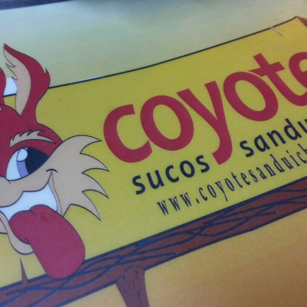 รูปภาพถ่ายที่ Coyote Sucos e Sanduíches โดย #C3sar -. เมื่อ 9/18/2014