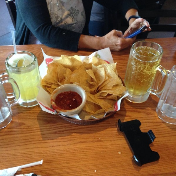 Photo taken at Chili&#39;s Grill &amp; Bar by Joel H. on 4/27/2014