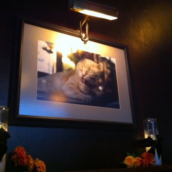 รูปภาพถ่ายที่ Kezar Bar &amp; Restaurant โดย Musette H. เมื่อ 5/12/2013