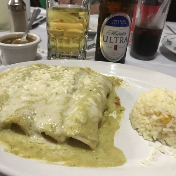 Foto diambil di La Siesta Restaurant Bar oleh Carmiña F. pada 2/18/2018