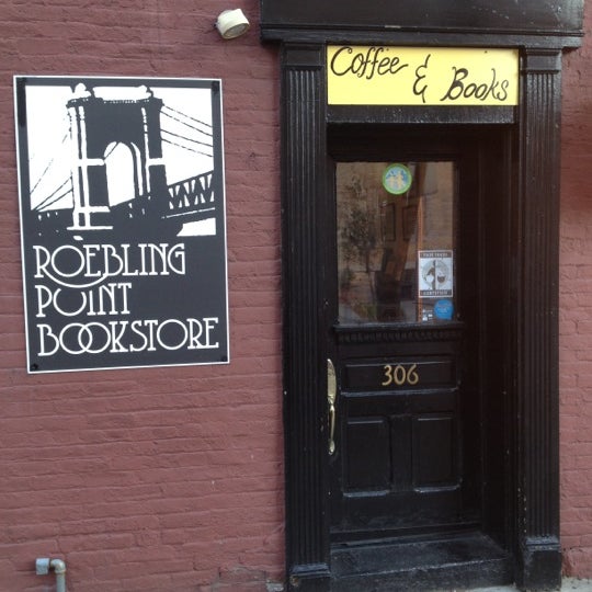 Foto scattata a Roebling Point Books &amp; Coffee da Jody W. il 11/5/2012
