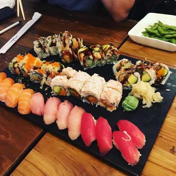 Foto tirada no(a) Sushi Para 88 por Nick B. em 4/24/2016