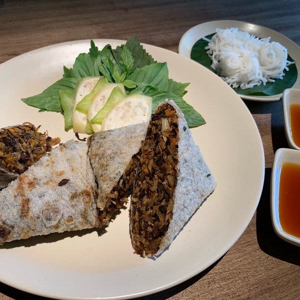 Foto diambil di Hum Vegetarian, Café &amp; Restaurant oleh Traveloco_Joe pada 11/4/2018