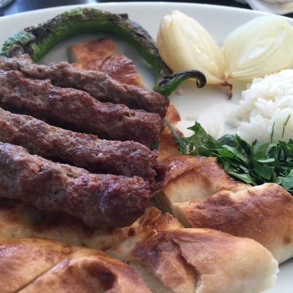 รูปภาพถ่ายที่ Özdoyum Restaurant โดย Yunus A. เมื่อ 7/6/2016