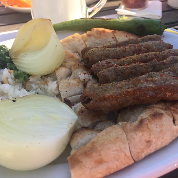 Foto diambil di Özdoyum Restaurant oleh Yunus A. pada 3/4/2017