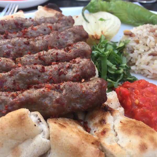 Das Foto wurde bei Özdoyum Restaurant von Yunus A. am 6/29/2017 aufgenommen