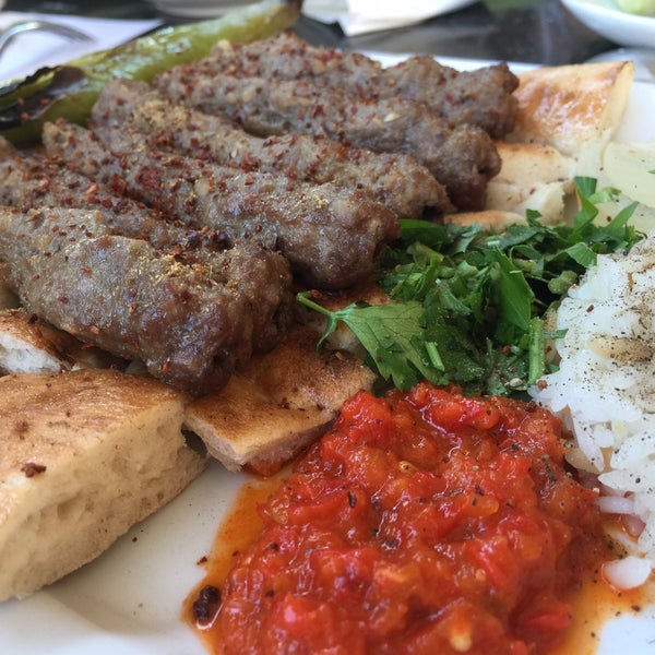 Foto diambil di Özdoyum Restaurant oleh Yunus A. pada 9/4/2017
