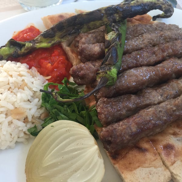 Das Foto wurde bei Özdoyum Restaurant von Yunus A. am 6/10/2017 aufgenommen
