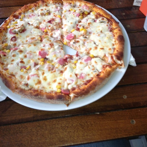 Снимок сделан в Bronzo Pizza пользователем Batuhan D. 6/18/2013