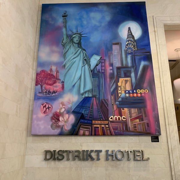 รูปภาพถ่ายที่ Distrikt Hotel โดย Jason C. เมื่อ 11/20/2022