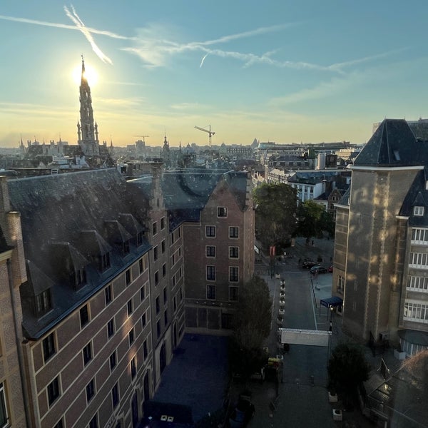 รูปภาพถ่ายที่ Hilton Brussels Grand Place โดย Andrew T. เมื่อ 8/1/2022