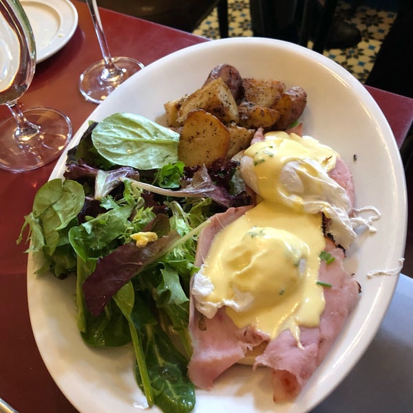 Foto diambil di Cafe D&#39;Alsace oleh Cs_travels pada 1/19/2019