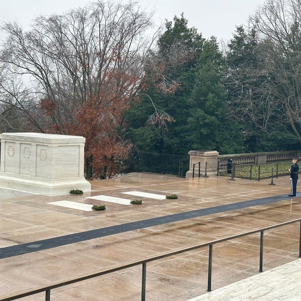 รูปภาพถ่ายที่ Tomb of the Unknown Soldier โดย Cs_travels เมื่อ 12/31/2022