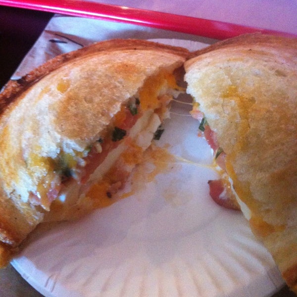 Das Foto wurde bei Zookz - Sandwiches with an Edge von Cory W. am 2/12/2013 aufgenommen