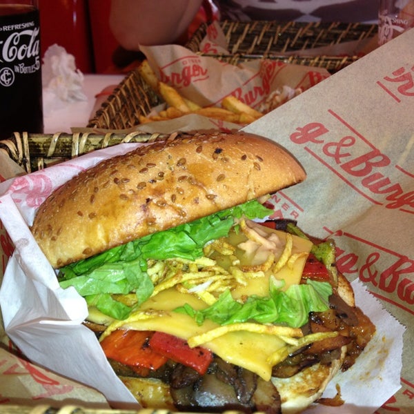 5/19/2013 tarihinde Gönül P.ziyaretçi tarafından Egg &amp; Burger'de çekilen fotoğraf