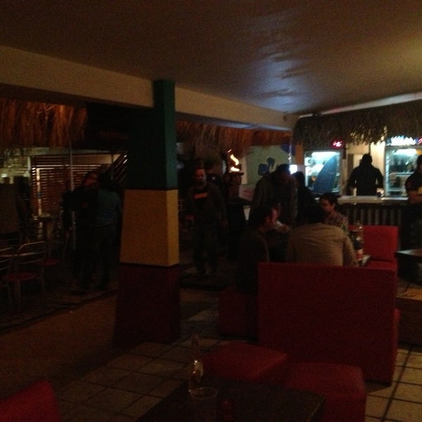 รูปภาพถ่ายที่ Aloha Bar โดย German E. เมื่อ 12/20/2012