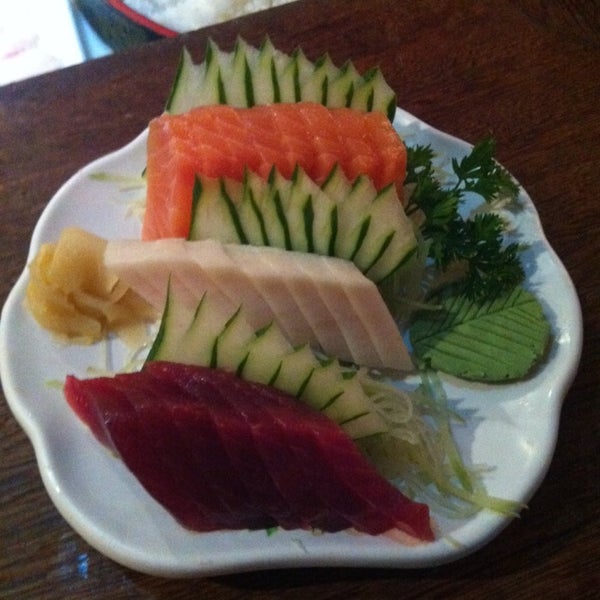 Photo taken at Sushi Los Ruas by Edson J. on 6/1/2014