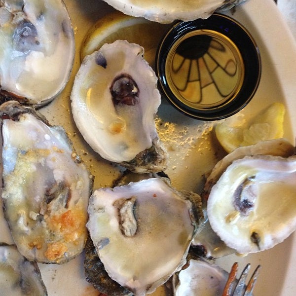 รูปภาพถ่ายที่ Oyster Bay Seafood Cafe โดย Mary F. เมื่อ 6/25/2013