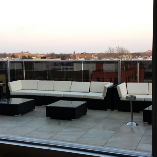 3/22/2014 tarihinde DCNY E.ziyaretçi tarafından Sunset Lounge'de çekilen fotoğraf