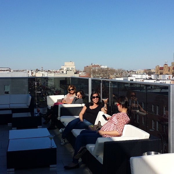 4/6/2014 tarihinde DCNY E.ziyaretçi tarafından Sunset Lounge'de çekilen fotoğraf