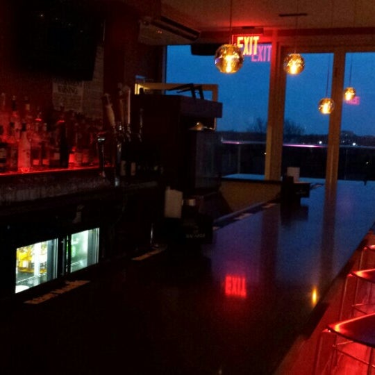 Foto tirada no(a) Sunset Lounge por DCNY E. em 4/20/2014