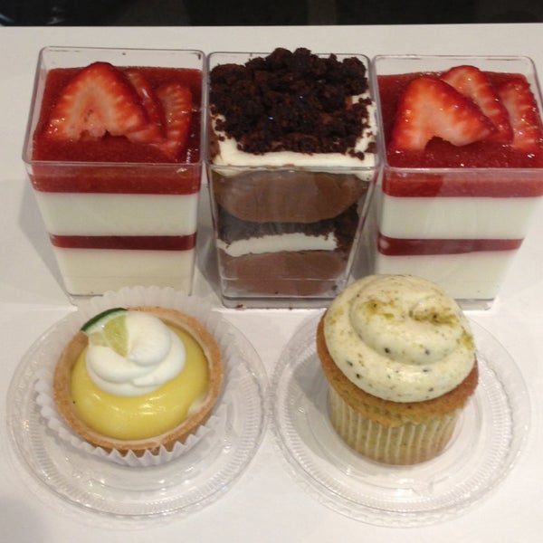 Foto scattata a Sweet Buttons Desserts da elicit il 4/28/2013