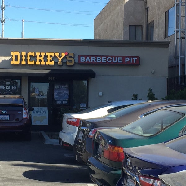 รูปภาพถ่ายที่ Dickey&#39;s Barbecue Pit โดย Inferno G. เมื่อ 10/21/2017