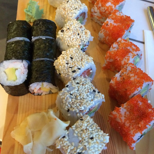 Foto tirada no(a) oishii wok &amp; sushi por Birgul em 8/24/2016