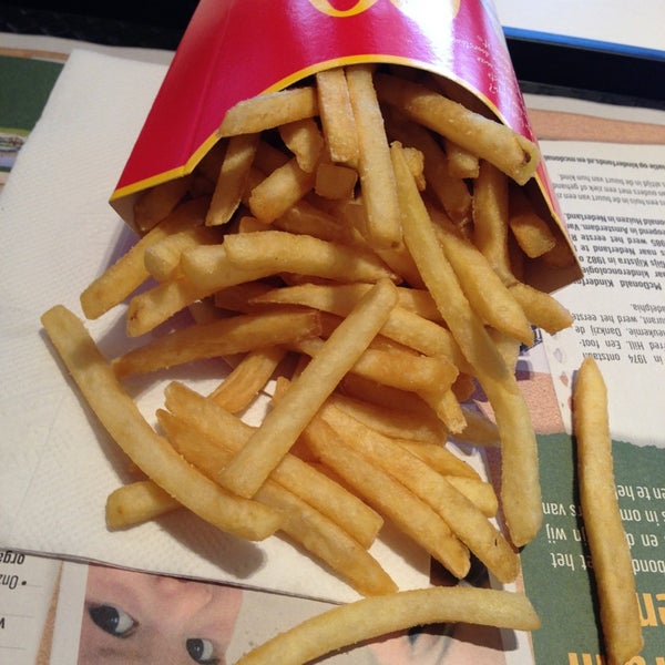 รูปภาพถ่ายที่ McDonald&#39;s โดย Sisi Z. เมื่อ 9/11/2013