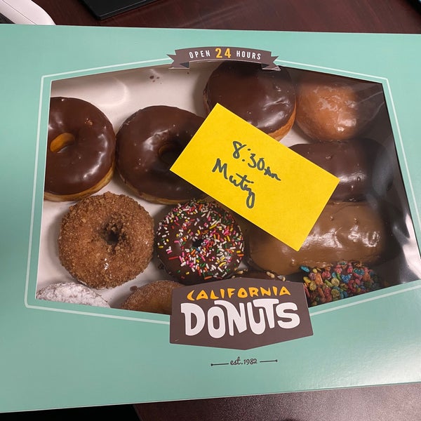 Foto tirada no(a) California Donuts por Elizabeth C. em 2/19/2021