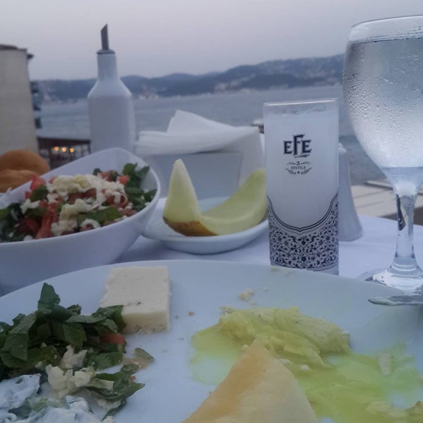 Das Foto wurde bei İskele Restaurant von E.Şule S. am 7/31/2015 aufgenommen