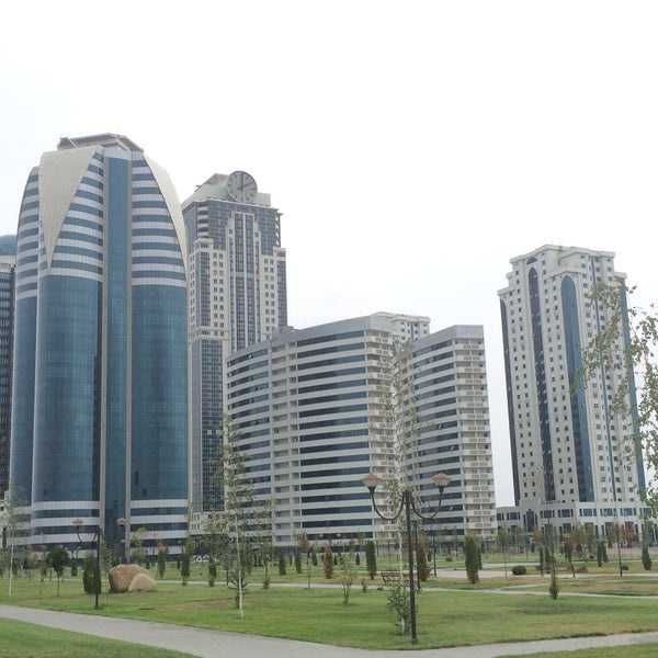 грозный сити 2022. кадырова 3. высотки в грозном фото. кадырова 3. проспект кадырова в грозном.