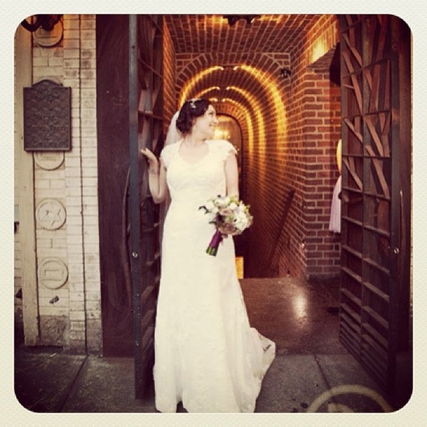 Foto scattata a Deity Brooklyn Wedding Venue da Deity B. il 6/10/2014