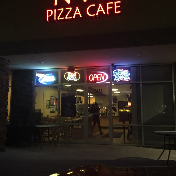 Foto tirada no(a) NYC Pizza Cafe por Nick P. em 2/27/2016