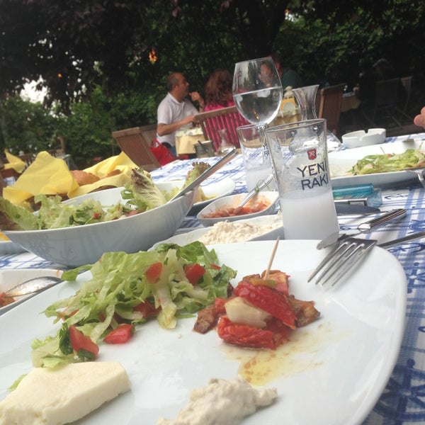 Снимок сделан в Tenes Bozcaada Balık Restoranı пользователем Veysel E. 6/8/2013