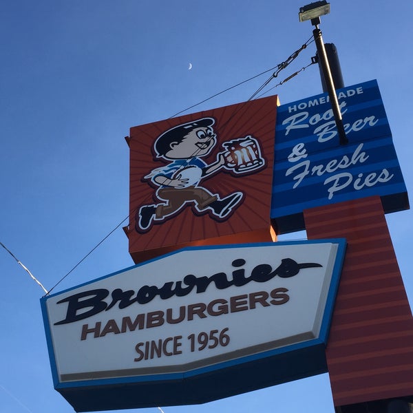 Снимок сделан в Brownie&#39;s Hamburger Stand пользователем Mike H. 1/15/2016
