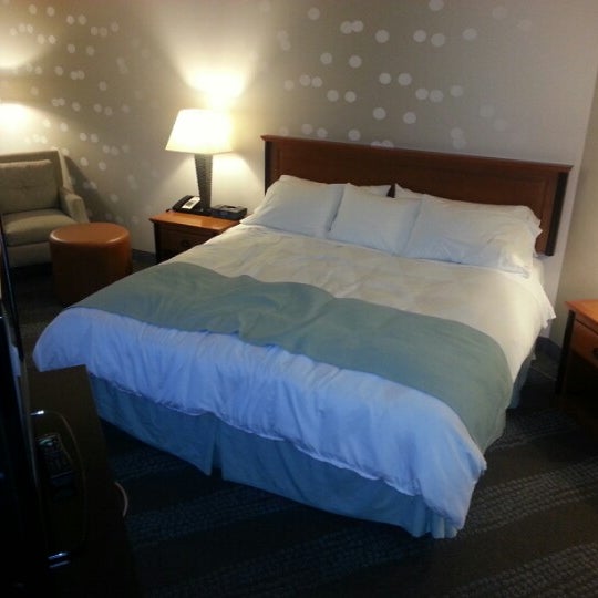 Foto diambil di Radisson Hotel &amp; Suites Fallsview, ON oleh Dallas C. pada 10/29/2012