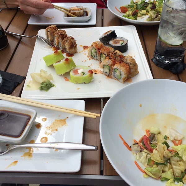 Das Foto wurde bei Blue Sushi Sake Grill von Ashlee C. am 9/4/2015 aufgenommen