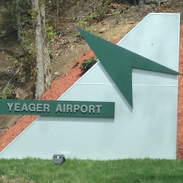 4/26/2013 tarihinde Arturo M.ziyaretçi tarafından Yeager Airport (CRW)'de çekilen fotoğraf