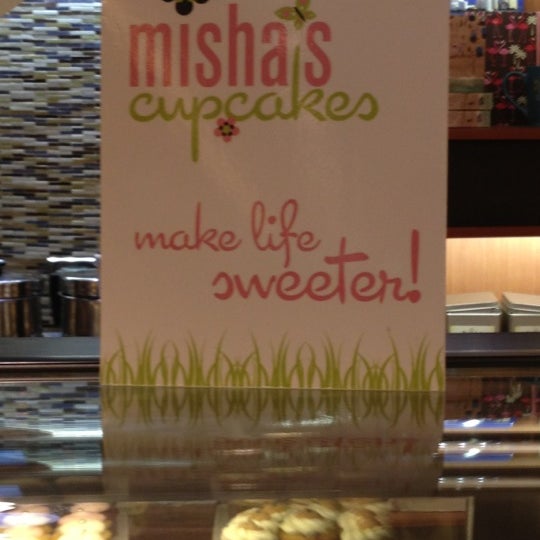 Снимок сделан в Misha&#39;s Cupcakes пользователем Samisha T. 11/29/2012