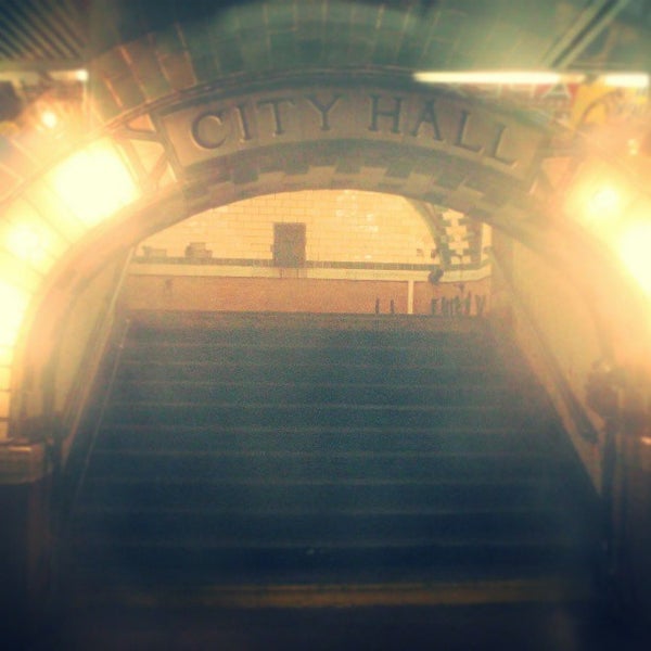 Снимок сделан в IRT Subway - City Hall (Abandoned) пользователем Darius A. 7/28/2013