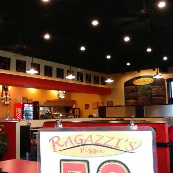12/17/2014 tarihinde Patsy M.ziyaretçi tarafından Ragazzi&#39;s Pizza'de çekilen fotoğraf