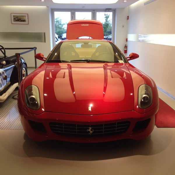 10/11/2013 tarihinde Peter M.ziyaretçi tarafından Ferrari of Long Island'de çekilen fotoğraf