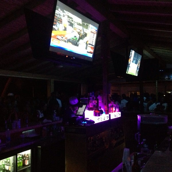 รูปภาพถ่ายที่ Vibes Beach Bar โดย steglobal เมื่อ 6/30/2013