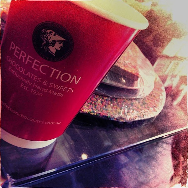รูปภาพถ่ายที่ Perfection Chocolates &amp; Sweets โดย Christina P. เมื่อ 10/2/2013