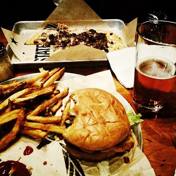 Foto diambil di StateSide Pie &amp; Beer oleh Austin G. pada 2/14/2013