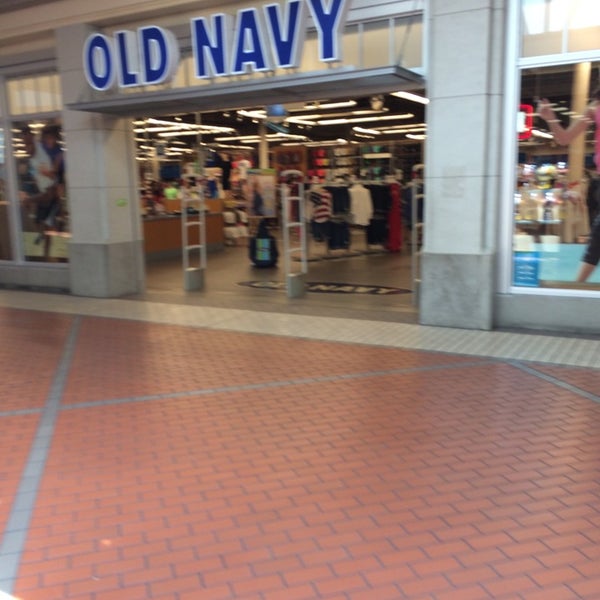 Foto tirada no(a) Security Square Mall por Sheila S. em 6/15/2014