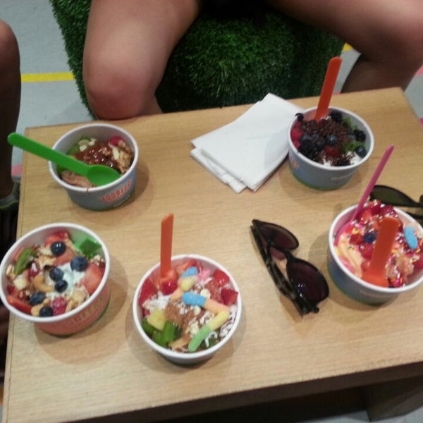 Foto tirada no(a) Yooglers Frozen Yogurt por Laurie M. em 7/24/2014