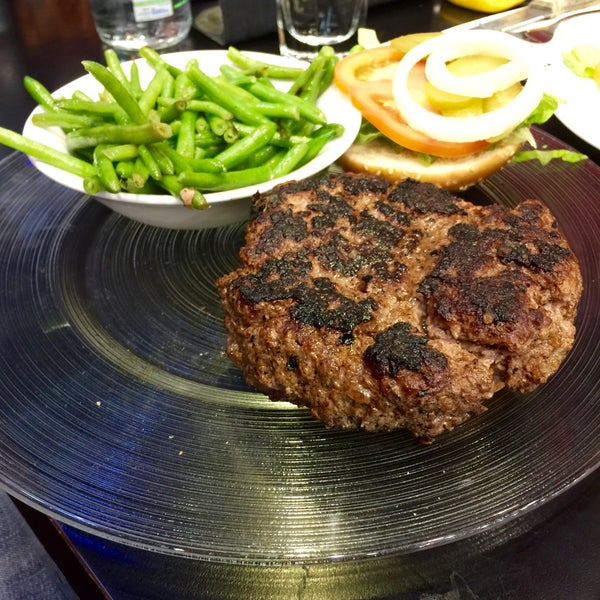 Foto scattata a Black Bar &#39;n&#39; Burger da Moshe S. il 12/31/2014