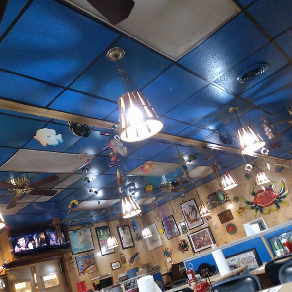 Foto scattata a Blue Claw Seafood &amp; Crab Eatery da KB J. il 8/12/2013